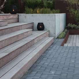 Hårdttræ terrasse med amfi trappe tegnet af havearkitekt Tor Haddeland