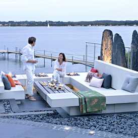 Loungemoebel på terrasse ved kysten tegnet af havearkitekt Tor Haddeland