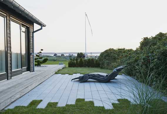 Granit plank på solterrasse ved kysten designet af havearkitekt Tor Haddeland