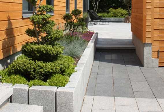Lav mur i Lysefjorden granit designet af havearkitekt Tor Haddeland