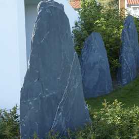 Skiferskulpturer i have designet af havearkitekt Tor Haddeland