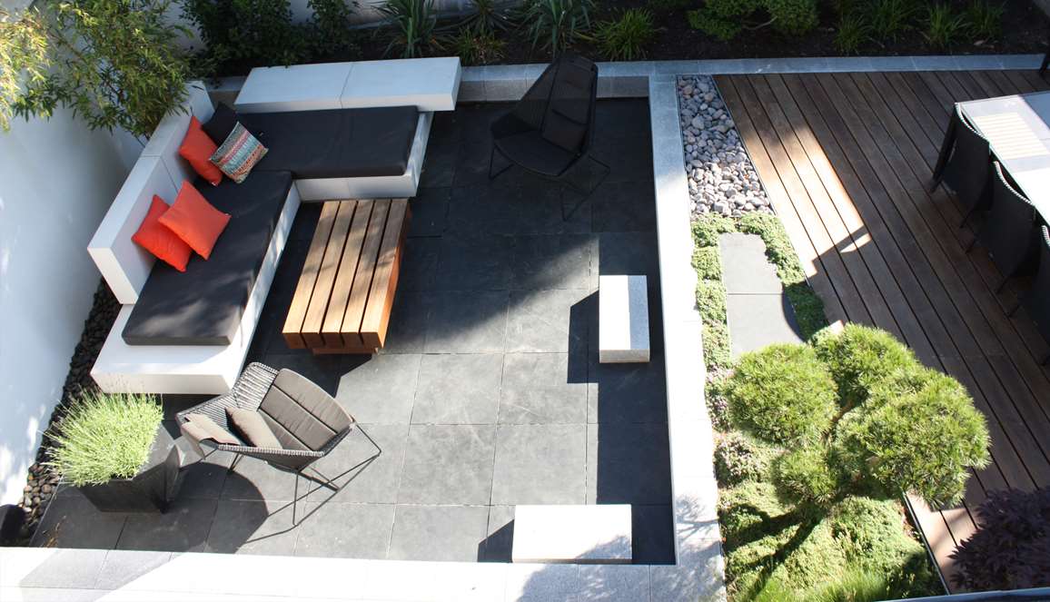 Terrasse med skifer og udendoers lounge designet af havearkitekt Tor Haddeland