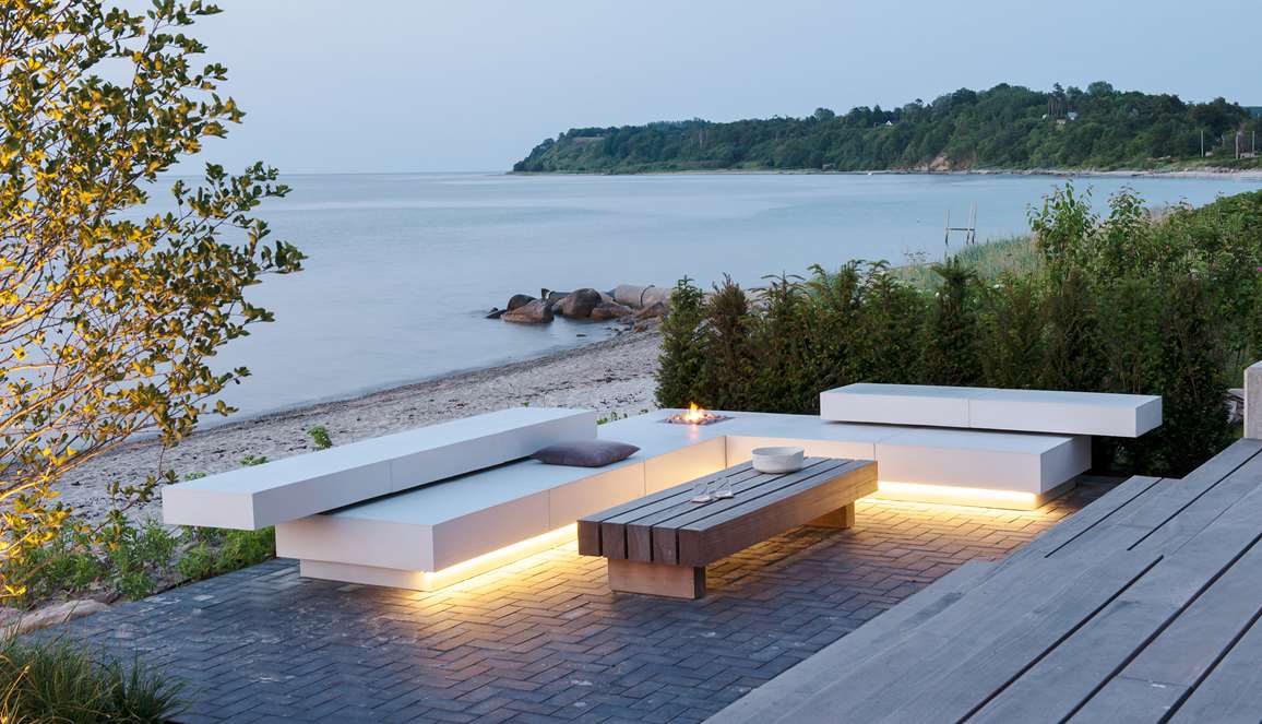 Loungemoebel med svaevende ryg tegnet af havearkitekt Tor Haddeland