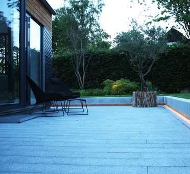 Terrasse med granitplank og border designet af havearkitekt Tor Haddeland