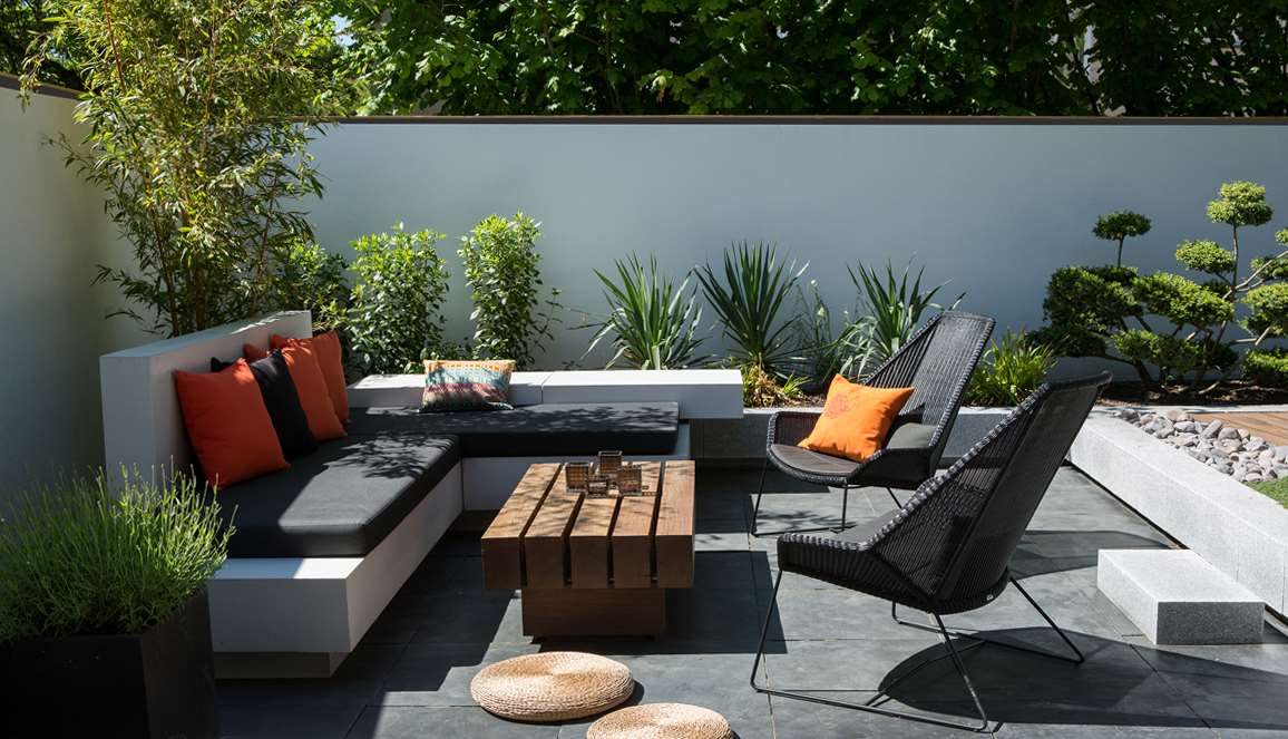 Lounge på nedsænket skifer terrasse designet af havearkitekt Tor Haddeland